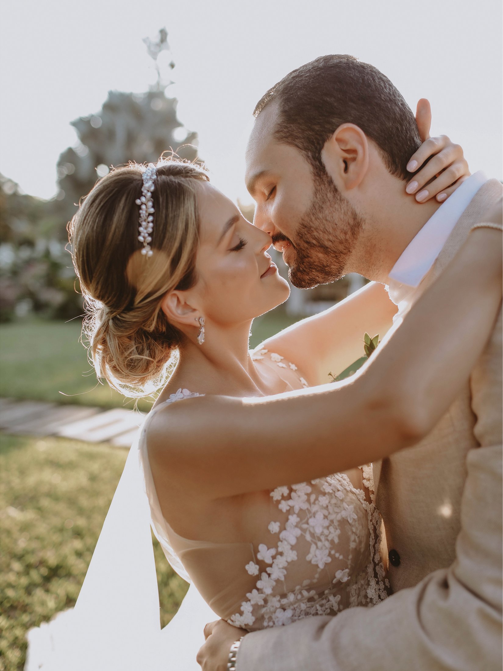 Bautizos y celebraciones — pareja de novios al atardecer