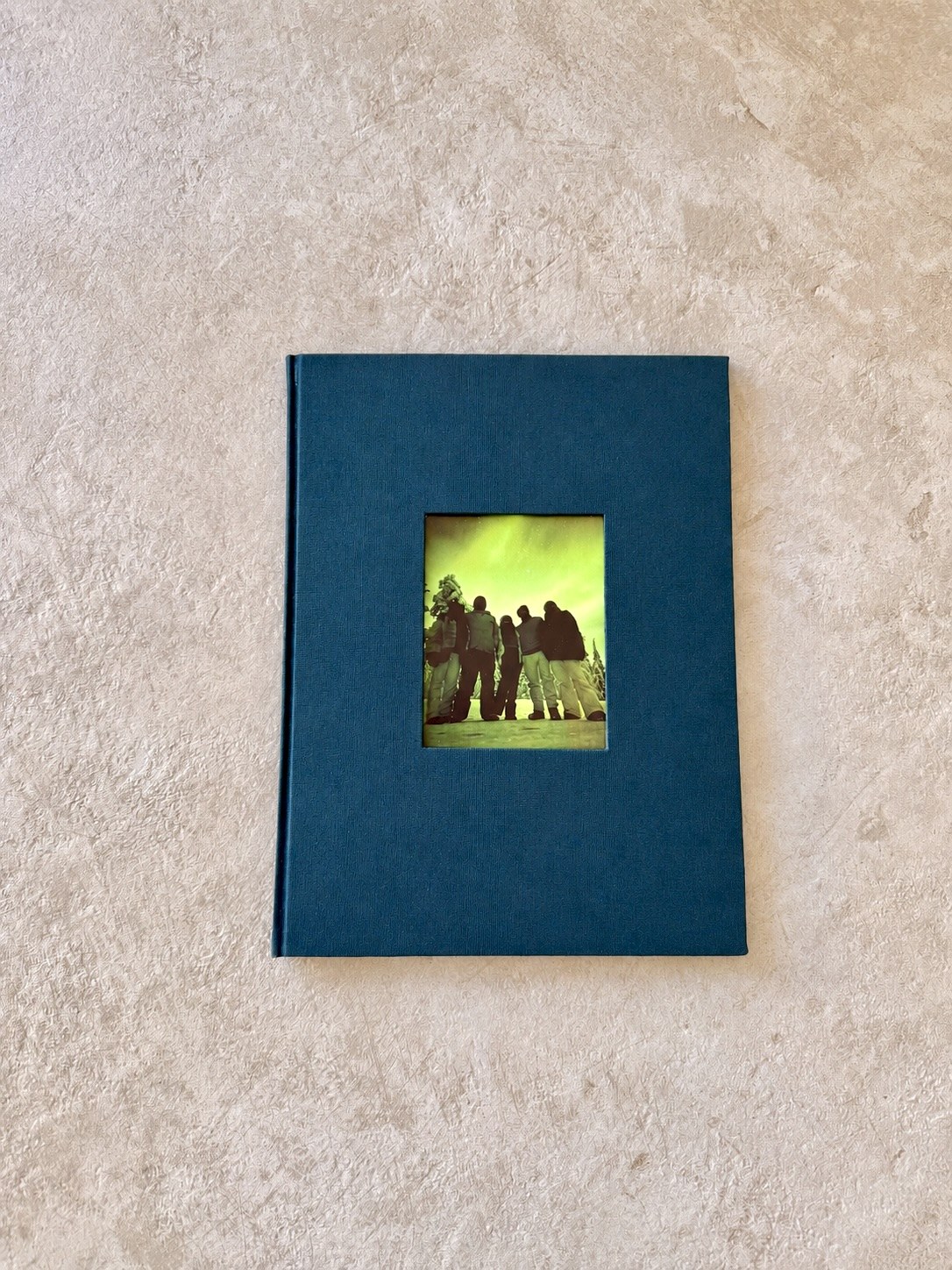 Álbum Aurelle en lino azul con ventana fotográfica en la portada