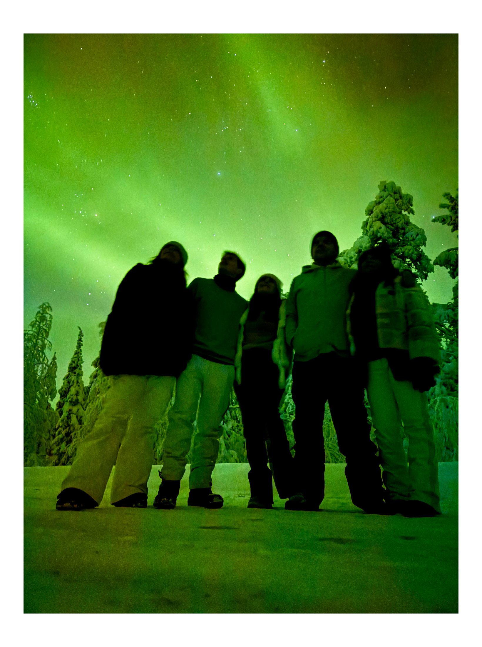 Viajes — grupo bajo la aurora boreal en Laponia